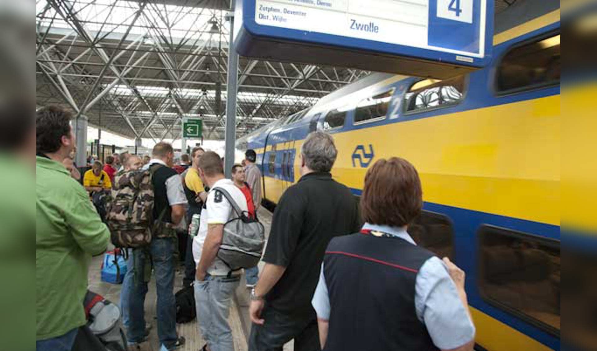 En woensdagavond vertrok een select gezelschap met de trein richting Polen, NAC achterna. foto Guido van der Kroef